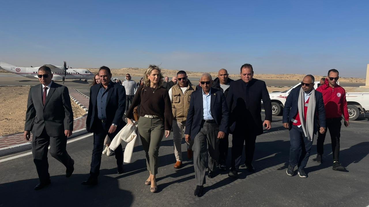 محافظ شمال سيناء يستقبل وزيرة خارجية أيرلندا في مطار العريش