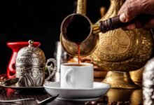 فنجان القهوة العربية.. طقس الضيافة الذي يحكم العلاقات الاجتماعية في الشرق الأوسط