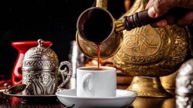 فنجان القهوة العربية.. طقس الضيافة الذي يحكم العلاقات الاجتماعية في الشرق الأوسط