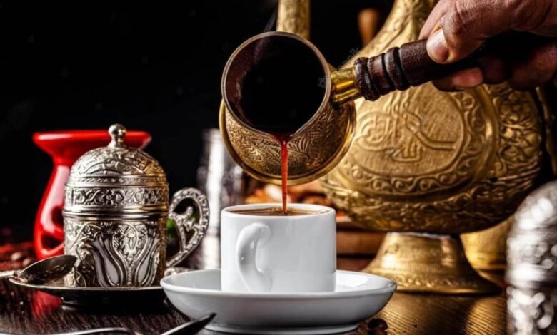 فنجان القهوة العربية.. طقس الضيافة الذي يحكم العلاقات الاجتماعية في الشرق الأوسط