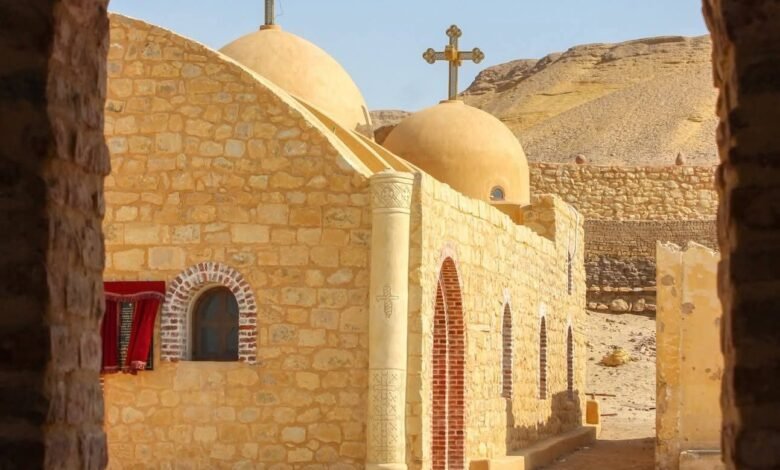 دير الملاك غبريال بجبل النقلون شاهد التاريخ والفن القبطي منذ القرن الثالث الميلادي يقع دير الملاك غبريال في جبل النقلون على بعد 16 كم جنوب شرق مدينة الفيوم بمركز إطسا، ويعود تاريخ تأسيسه إلى القرن الثالث الميلادي، ويعد من أقدم وأهم الأديرة في مصر التي تحافظ على إرث الرهبنة والفن القبطي. تاريخ دير الملاك غبريال بدأت الرهبنة في دير الملاك غبريال في القرن الرابع الميلادي، وقد زار الأنبا أنطونيوس هذا الدير مرتين، الأولى في عام 285 ميلادي، والثانية خلال القرن الرابع الميلادي، وهو ما يعكس أهمية الدير كمركز روحي وتعليمي للرهبان منذ العصور الأولى. يطلق على الدير أيضًا اسم دير أبي خشبة، وقصة هذه التسمية محفوظة في مخطوط قديم موجود في المتحف القبطي بمنطقة مصر القديمة، وتقول القصة إن هناك خشبة في سقف الكنيسة تُشير إلى فيضان نهر النيل. خلال وقت القداس، إذا هبط من هذه الخشبة ماء كثير فهذا يشير إلى أن السنة ستشهد رخاء، أما إذا ظهر الماء بشكل بسيط يشبه العرق، فهذا كان يُشير إلى حدوث جوع. يضم الدير كنيستين أساسيتين، هما كنيسة الملاك غبريال وكنيسة القديس مارجرجس، وتزين جدران كل كنيسة رسومات وأشكال فنية غير عادية للفن القبطي في العصور الوسطى، وقد نُفذت هذه الرسومات بمهارة فائقة، ما يجعل الدير شاهدًا حيًا على تاريخ الفن والدين في مصر.