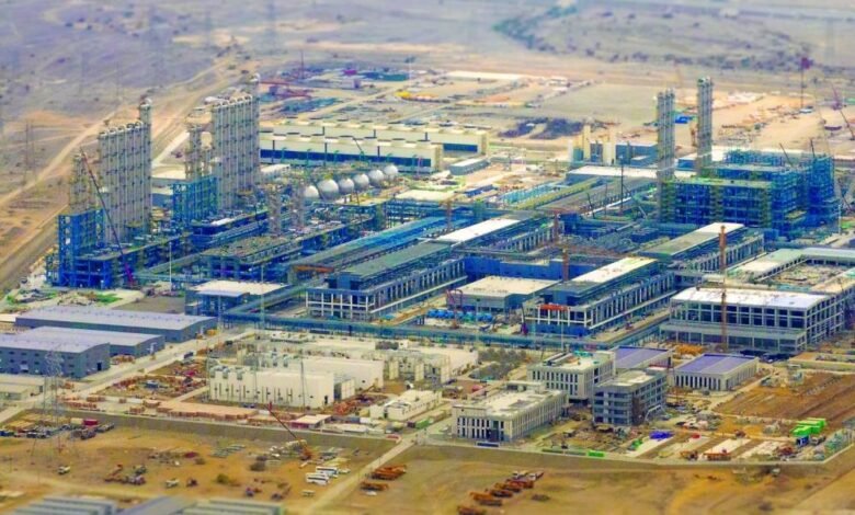 صحار العماني يرسخ مكانته كمركز عالمي للاستثمارات في الصناعات البتروكيماوية