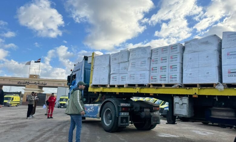 قوافل الخير الإماراتية تواصل العطاء: 25 شاحنة مساعدات تعبر إلى كرم أبو سالم