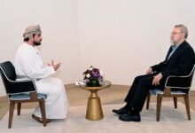 لاريجاني يؤكد على أهمية دور سلطنة عُمان في تهيئة الظروف المناسبة للمفاوضات بين طهران وواشنطن