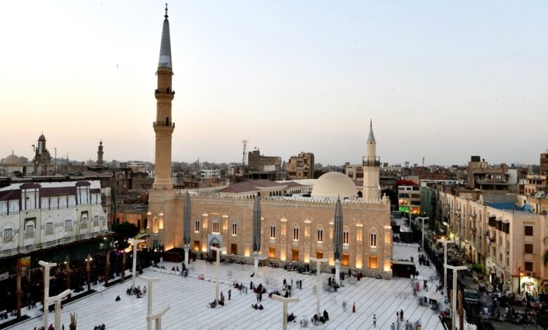 مسجد الحسين بالقاهرة.. روحانية التاريخ ووجهة الزائرين في ليالي رمضان