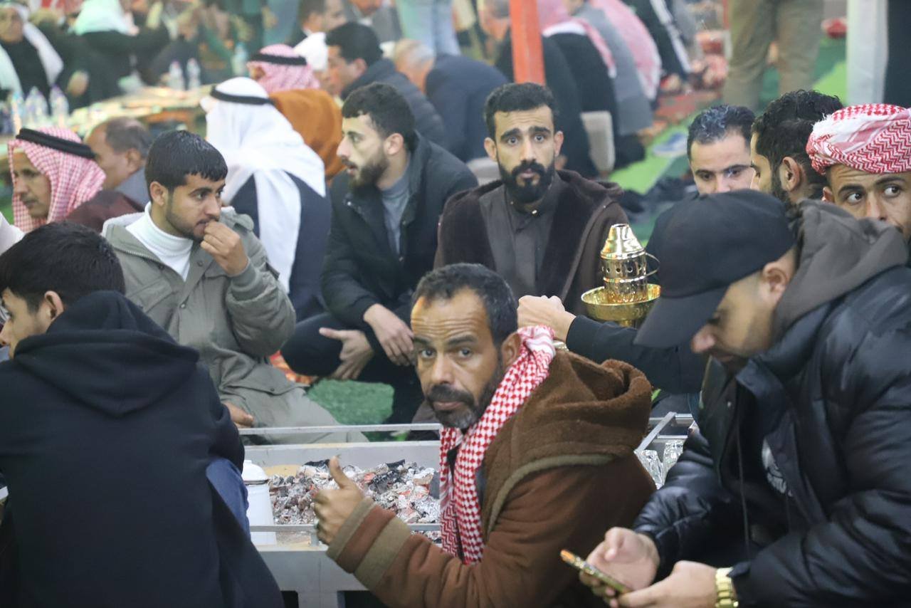 شباب المنايعة سواركة خلال مأدبة الإفطار