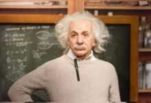 ألبرت أينشتاين.. رحلة عبقري غير قوانين الفيزياء للأبد