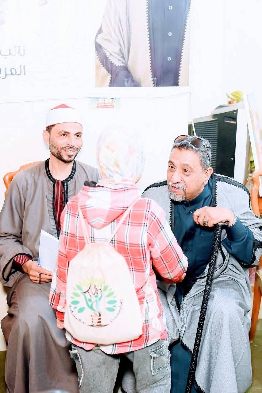 المهندس أيمن حافظ عفره يكرم أطفالًا لحفظهم النسب النبوي الشريف