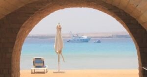 شاطئ سهل حشيش في الغردقة... روعة البحر الأحمر وهدوء الرمال الذهبية