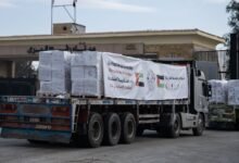 بدعم وكالة الإمارات للمساعدات قافلة جديدة تعبر إلى غزة محملة بالأدوية والمساعدات الإنسانية