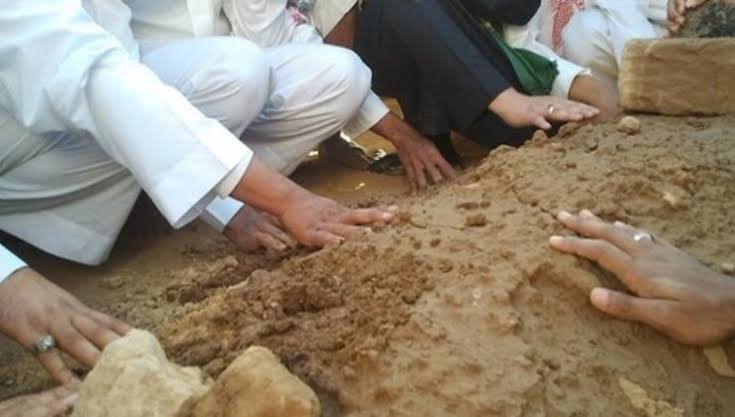 زيارة القبور والدعاء للأموات.. عادة رمضانية تعكس الاحترام والروحانية