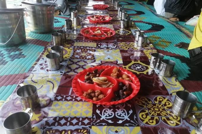 الموائد الرمضانية الجماعية في موريتانيا.. تقليد أصيل يجمع الصائمين حول مائدة واحدة