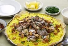 طبق المنسف.. طقس الكرم الذي يجمع القلوب قبل الموائد