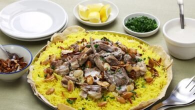 طبق المنسف.. طقس الكرم الذي يجمع القلوب قبل الموائد