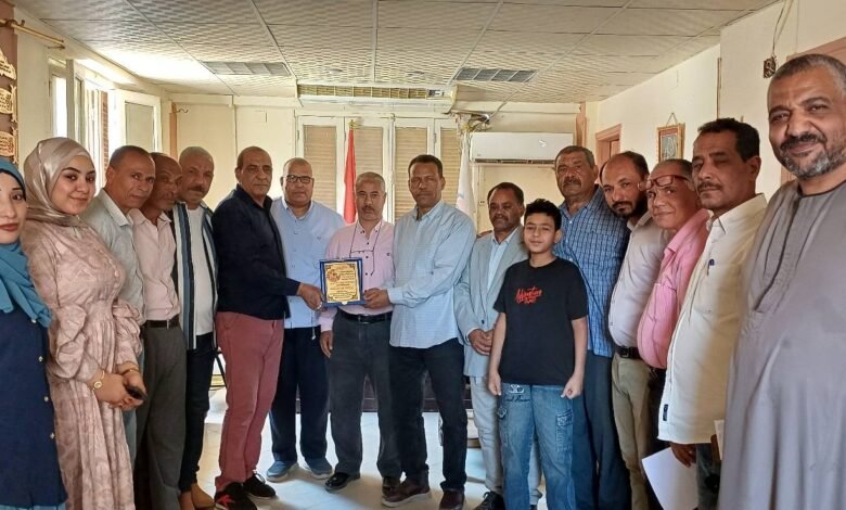 تعليم أبوتشت يكرم خالد الرنان بعد 34 عامًا من العطاء في قنا