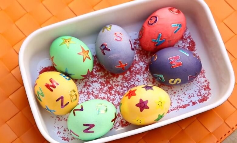 تلوين البيض في شم النسيم.. رمزية الحياة المتجددة في طقس مصري عريق