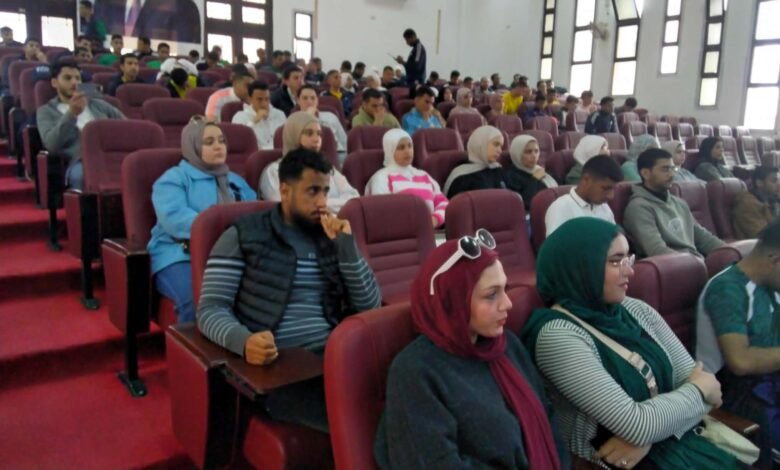 جانب من الندوة في جامعة العريش