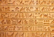 لغة الخلود: كيف رسم المصري القديم تاريخه بـ "كلام الآلهة"؟