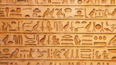 لغة الخلود: كيف رسم المصري القديم تاريخه بـ "كلام الآلهة"؟