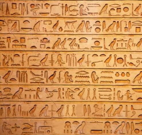 لغة الخلود: كيف رسم المصري القديم تاريخه بـ "كلام الآلهة"؟