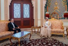 سلطان عُمان يستقبل وزير الخارجية الإيراني وعراقجي يُشيد بجهود عُمان الدبلوماسية
