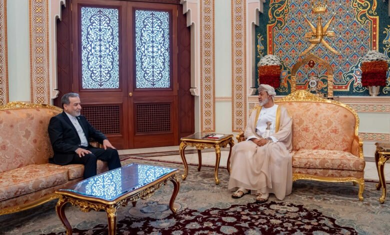 سلطان عُمان يستقبل وزير الخارجية الإيراني وعراقجي يُشيد بجهود عُمان الدبلوماسية