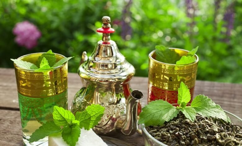 طقس أتاي المغربي.. شاي النعناع كرمز للضيافة والهوية الثقافية في المغرب