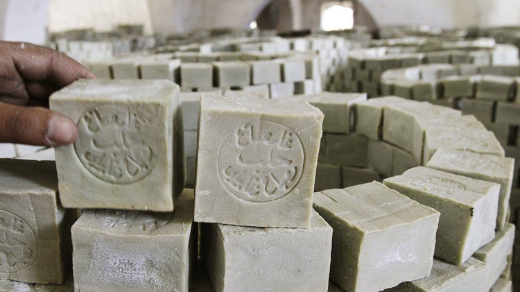 صابون حلب.. حرفة تقليدية تختصر تاريخ مدينة كاملة بين الزيت والهوية