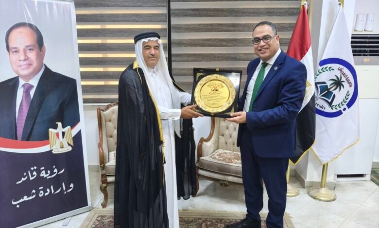 "درع الوفاء من مشايخ سيناء".. تكريم لرئيس جامعة العريش تقديرًا لدور الجامعة الوطني والمجتمعي
