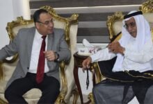 «مجاهدو سيناء» يمنحون درع الجمعية لرئيس جامعة العريش