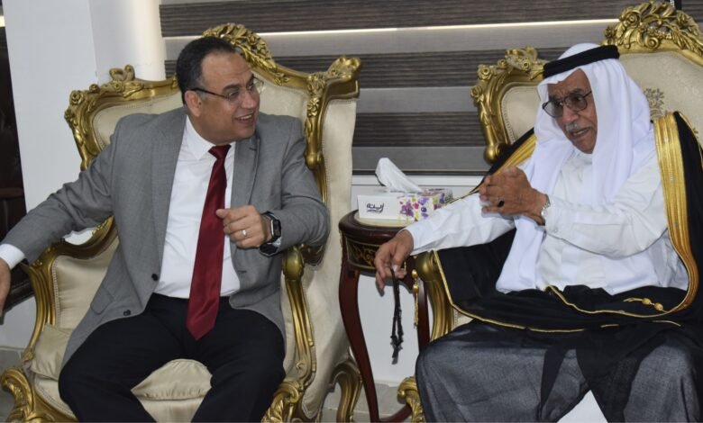 «مجاهدو سيناء» يمنحون درع الجمعية لرئيس جامعة العريش