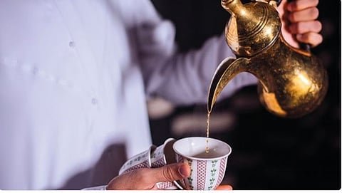 القهوة السعودية.. عادة تراثية تحولت إلى رمز للهوية والكرم العربي