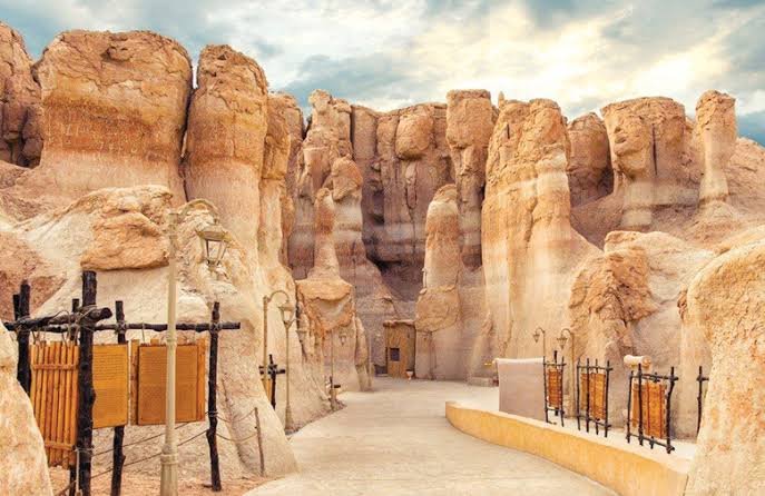 جبل القارة في الأحساء.. المعلم السعودي الذي أخفى أسراره داخل الكهوف الباردة