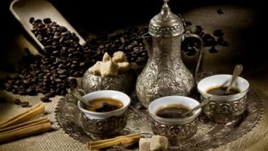 القهوة المرة.. عادة عربية قديمة لا تقدم إلا وفق طقوس خاصة في المجالس البدوية