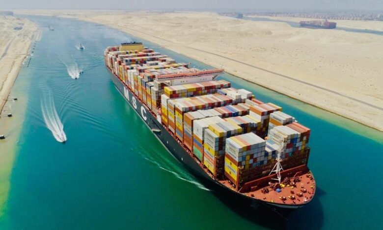 في مثل هذا اليوم.. مصر تعيد افتتاح قناة السويس بعد ثماني سنوات من الإغلاق والسادات يعبرها على متن أول سفينة
