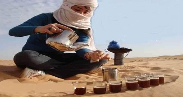 شاي الزردة.. طقس بدوي عريق يحفظ روح الصحراء ويقاوم إيقاع الحياة السريع