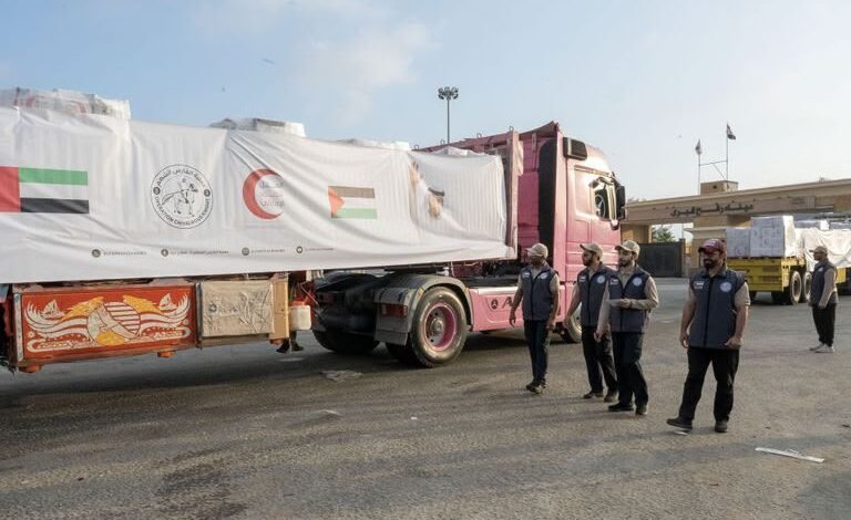 5 قوافل إماراتية تعبر إلى قطاع غزة محملة بـ792 طناً من المساعدات الإنسانية